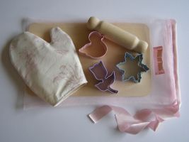 Our "Toile" baking set is wonderful for those little hands that love to bake. Each "Toile" baking set comprises of three hand chosen pastel pastry cutters ( pink duckling/blue snowdrop/lila tulip), a "Toile" baking glove and a mini beech rolling pin tied together in our own French and Floral bag. A wonderful gift for that special little girl! 

 Price: &pound;22.33