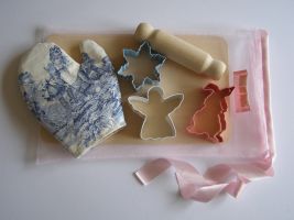 Our "Emillie" baking set is wonderful for those little hands that love to bake. Each "Emillie" baking set comprises of three hand chosen pastel pastry cutters ( blue snowdrop/white angel/pink floppy rabbit), a "Emillie" baking glove and a mini beech rolling pin tied together in our own French and Floral bag. A wonderful gift for that special little girl! 
 Price: &pound;22.33